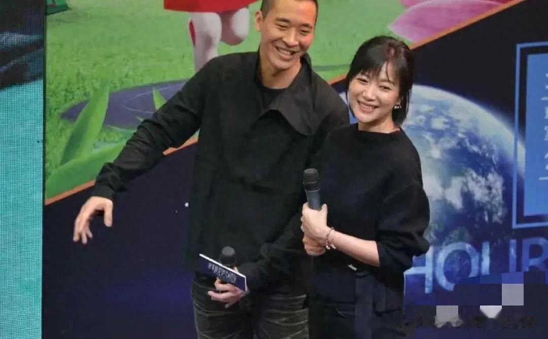 徐静蕾黄立行逛超市，老夫老妻相处模式，网友惊讶他们竟还在一起