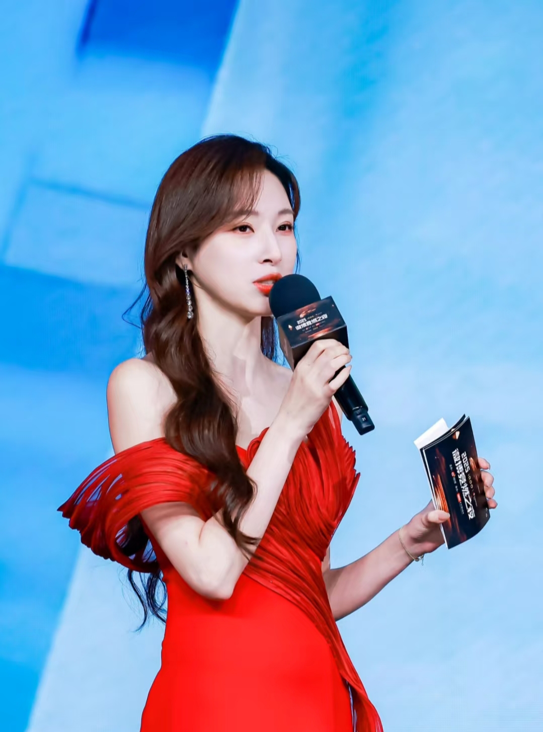 马凡舒红裙造型好惊艳，褶皱肩带配露肩设计，明艳又大气