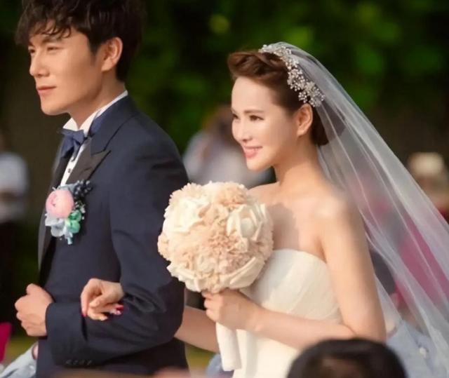 伊能静和秦昊结婚十年没离婚反而各自过日子,年龄差大但感情稳定