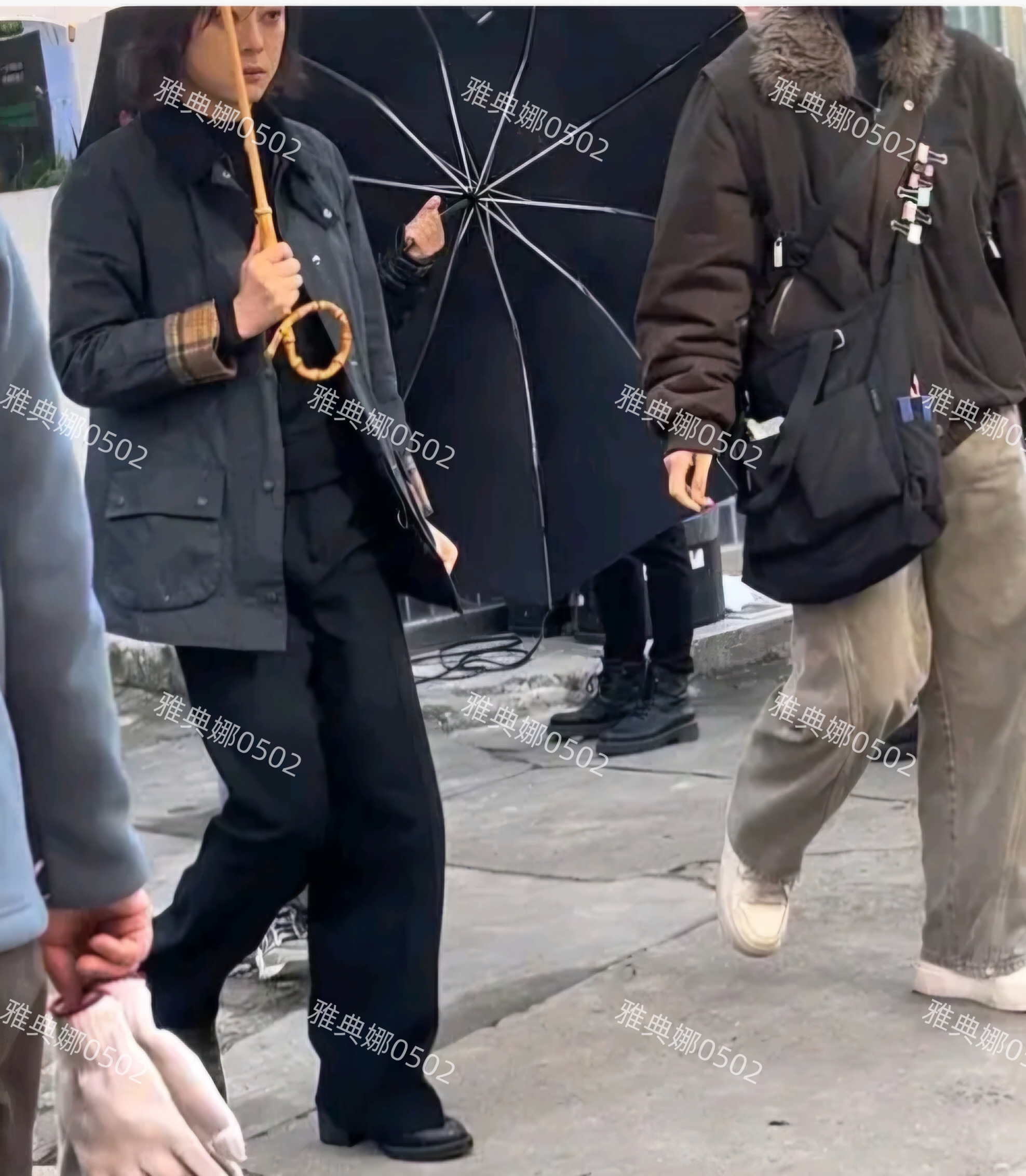 无锡偶遇孙俪拍戏她板着脸面色凝重眼神略凶不知是不是在酝酿情绪