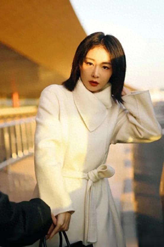 高叶剪了短发气质大变！一身白色大衣走机场，简约又高级！