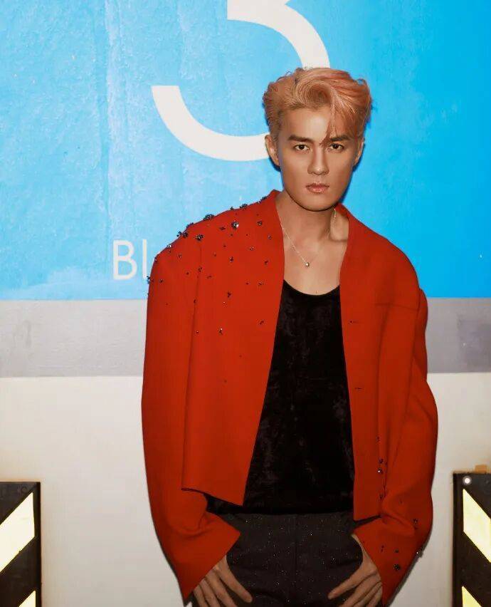 知名歌手现身街头卖水果?穿背心拖鞋请吃烧烤,网友:这才是真接地气!