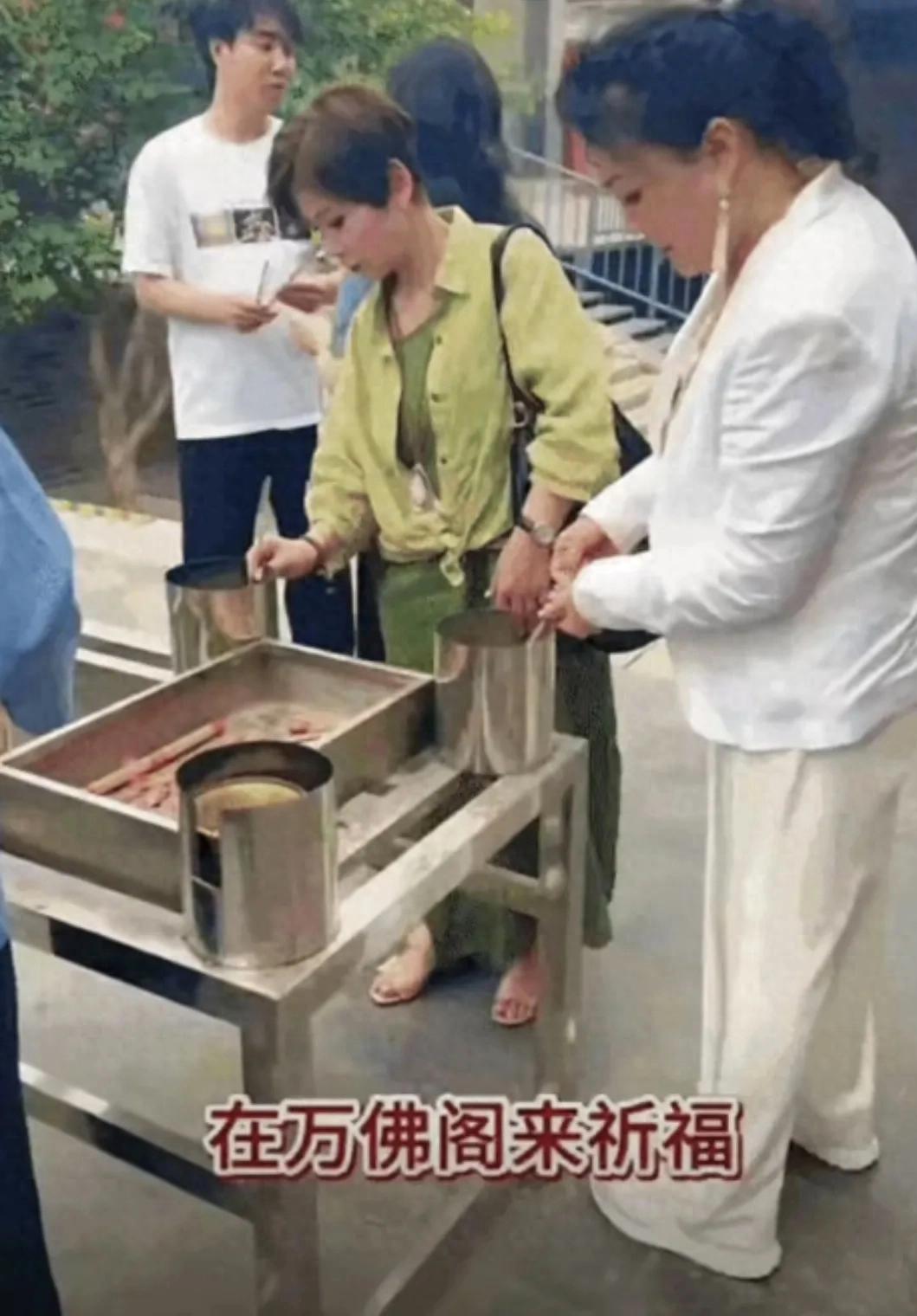 马筱梅妈妈抵京与张兰在寺庙为儿女祈福，亲家母碰面