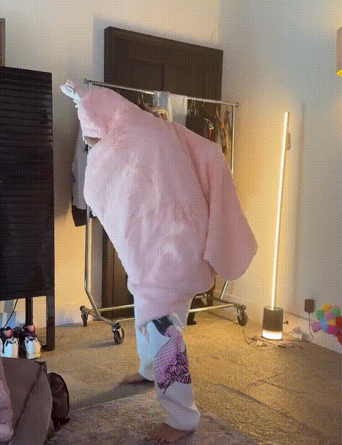 Lisa开法拉利喝喜茶,她单手开车帅,她一个LV包上挂两只Labubu!