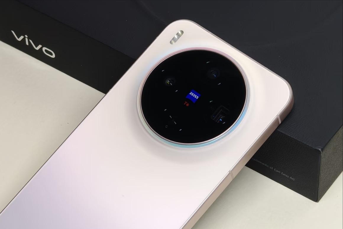 vivo突然“變香了”！現已跌價709元，2億主攝+天璣9500+超窄直屏