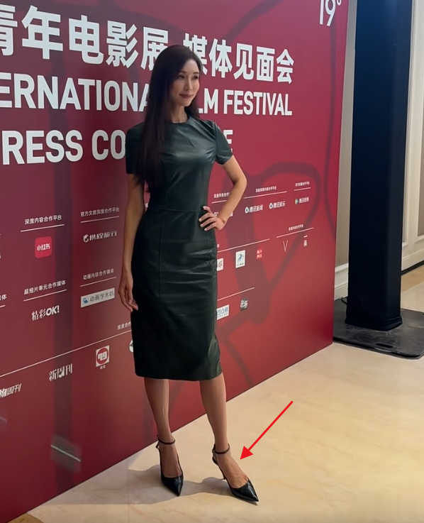 被林志玲生图吓到!90斤身材顶着20岁的脸,这一部位无意暴露年龄