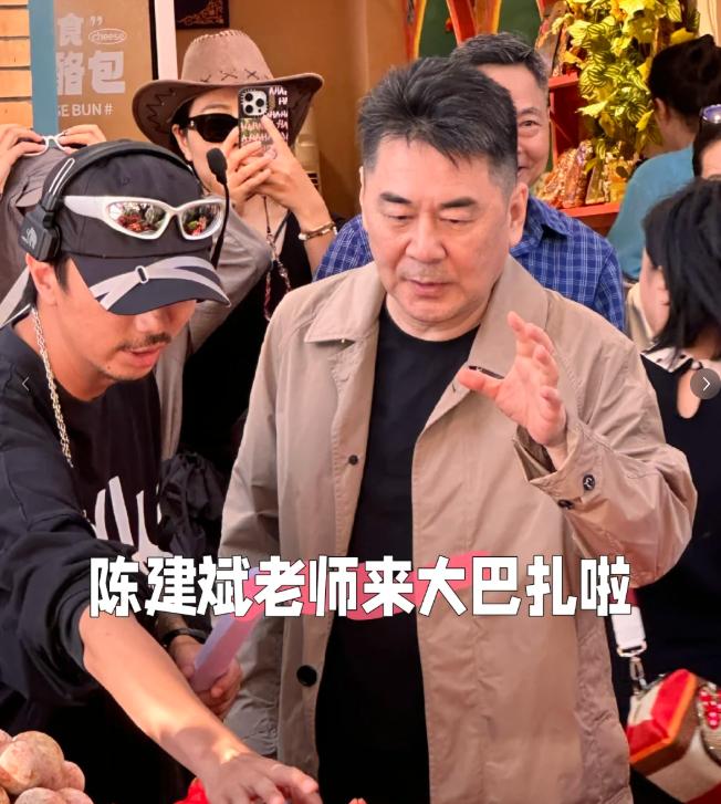 陈建斌现身喀什,满嘴胡茬被嘲老人味,蒋勤勤一旁眼神乱撇很不屑