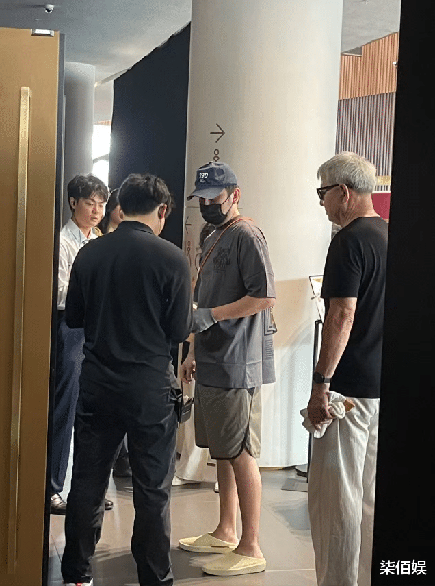 雷佳音带家人看演出,半年没拍戏胖不少,头大腿细还没父亲身材好