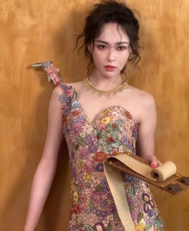 上海这一夜：刘诗诗穿成“黑寡妇”，倪妮背布洛芬小人，热巴惊艳