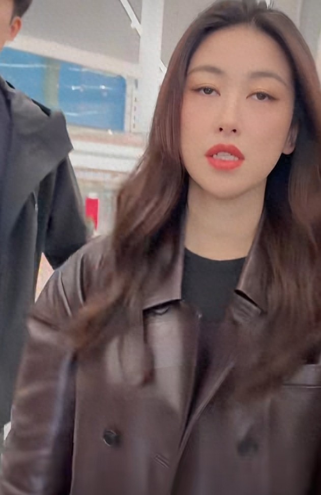 朱珠重庆机场出发，棕皮夹克搭长裤，波浪长发又飒又美