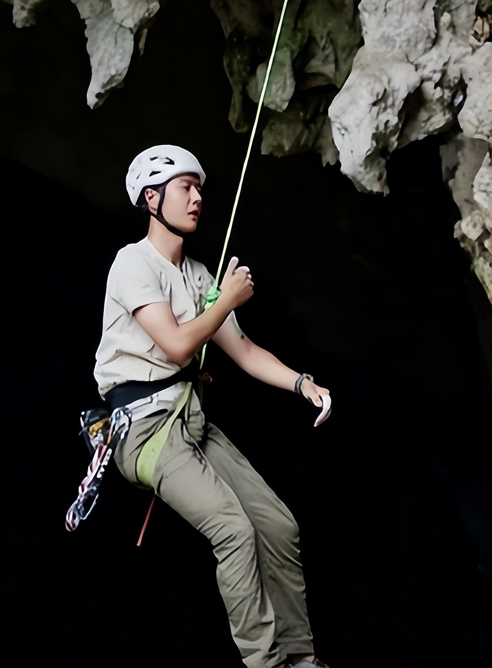 钱再多有什么用?28岁王一博手滑坠海,才懂陈道明那番话的含金量