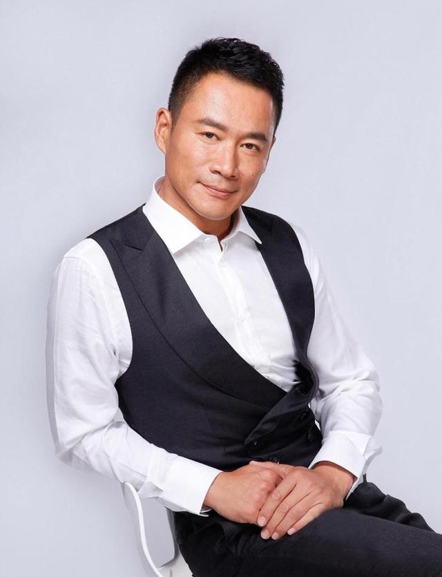 武松戏外暴打真老虎？好男人丁海峰，31年婚姻真相让全网泪崩！