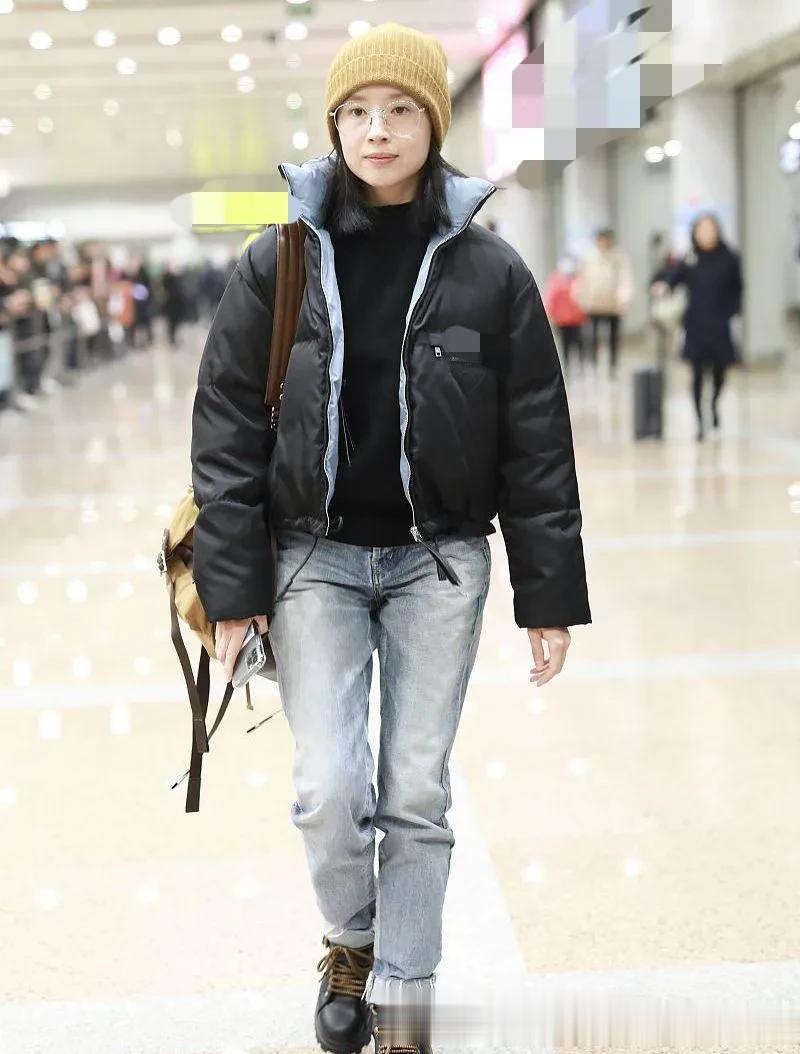 董洁不愧是穿搭高手！短款羽绒服+黑色毛衣+牛仔裤 时髦减龄又洋气