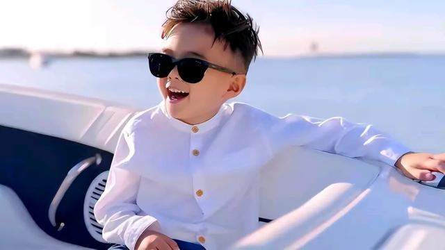 周杰伦8岁的儿子好帅！喜欢网球的他专注的看比赛像个小大人一样