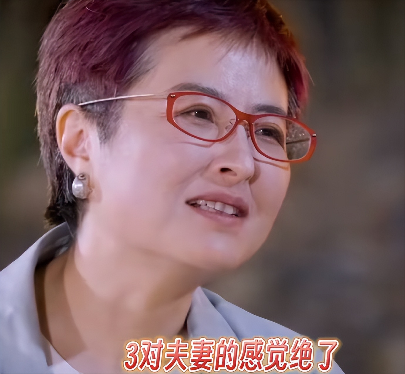 和李铁相守26年，离开央视后财富自由，定居上海，满头白发也坦然