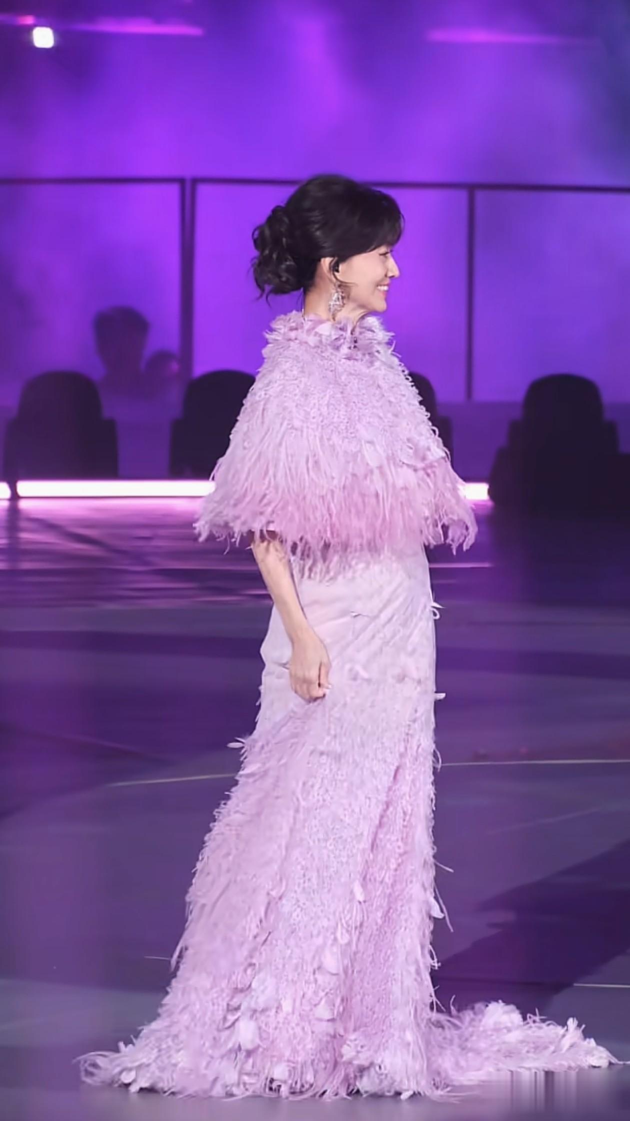72岁赵雅芝身穿紫色礼裙站在舞台上，身材纤细，美得像幅画