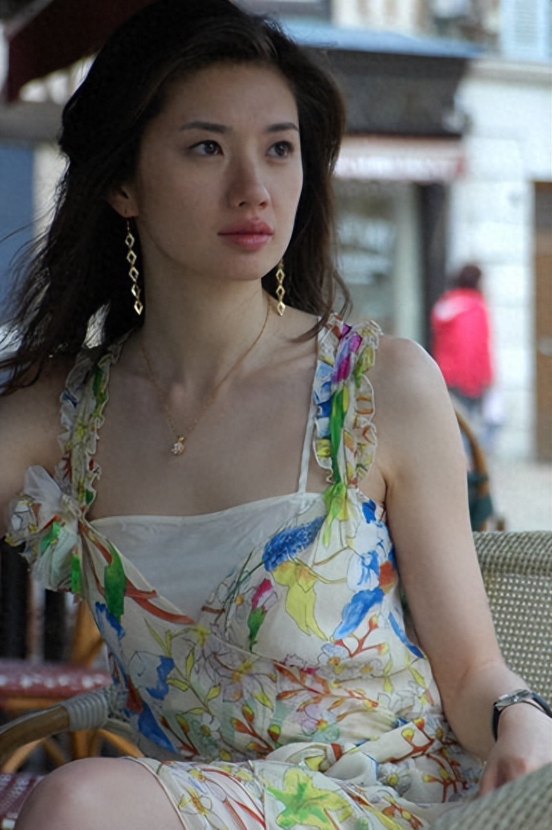 她在上海女团出道，却转身成为央视主持，46岁宛如少女，婚姻成迷