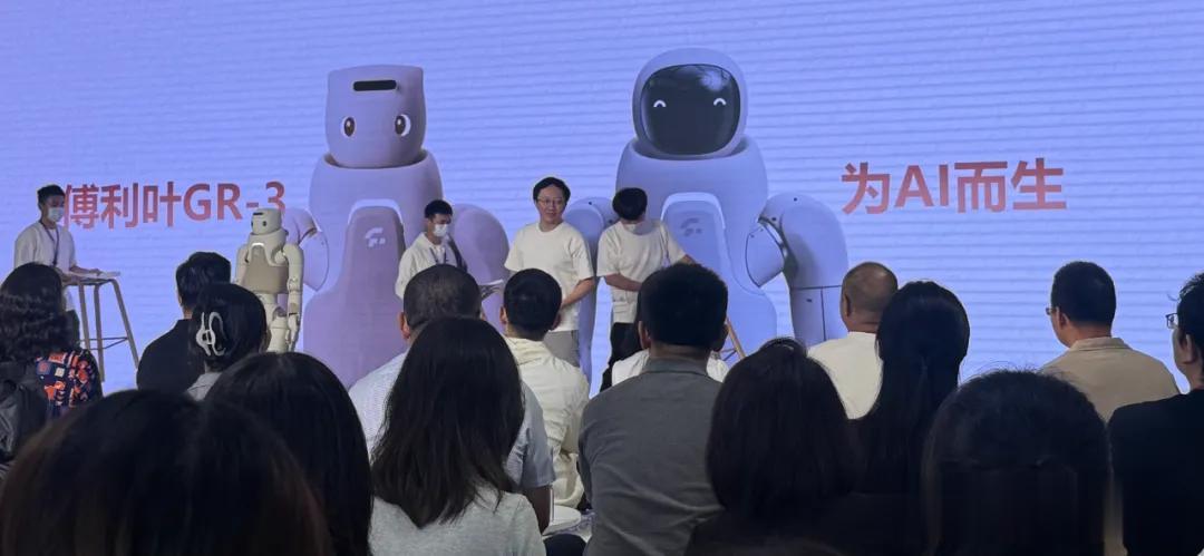 长得这么“乖”的人形机器人,第一次见