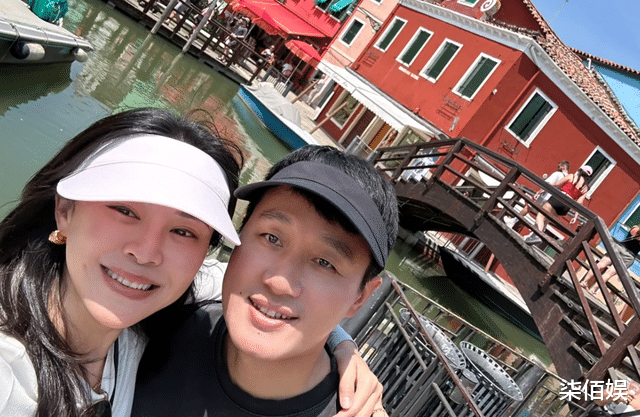 佟大为带17岁女儿拍戏，俩女儿拜师刘天池，长相都很一般就是个高