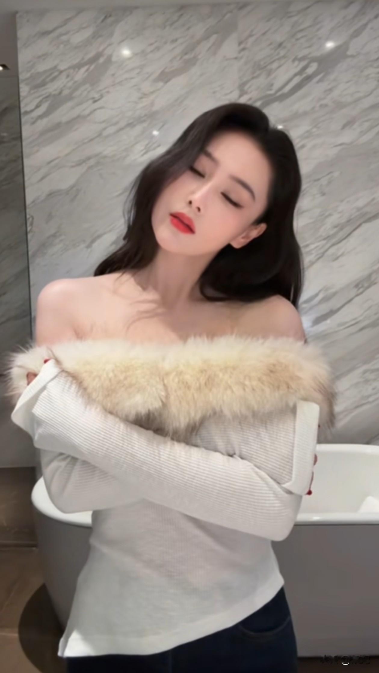 38岁张馨予最新穿搭：微卷发+一字肩打底衫，大气明媚 何捷好福气