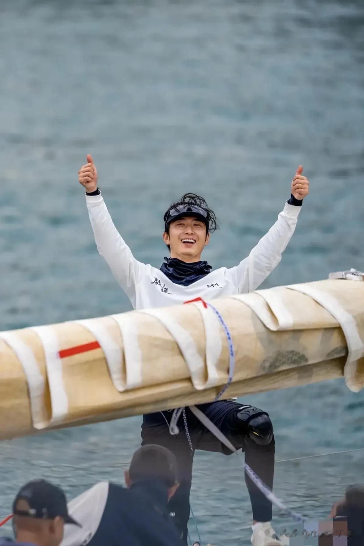 13日窦骁在中国香港参加帆船比赛，无修图竟然疲惫不堪，有了胡子