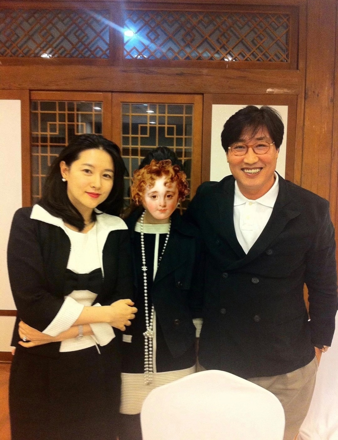 李英爱和企业家老公青岛被偶遇,54岁还是很漂亮,打扮简单又好看