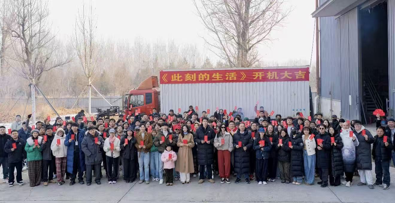 罗晋父亲离世仅一个月，唐嫣现身新剧开机现场！穿一身红衣引热议