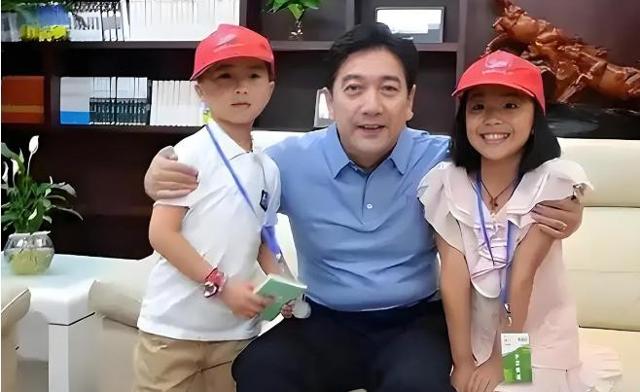 61岁水均益回国，龙凤胎儿女罕见露面