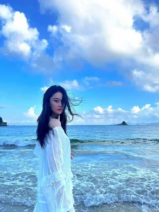 37岁张馨予瘦身失败反而更美,穿倒U露背短裙,满屏都是大长腿