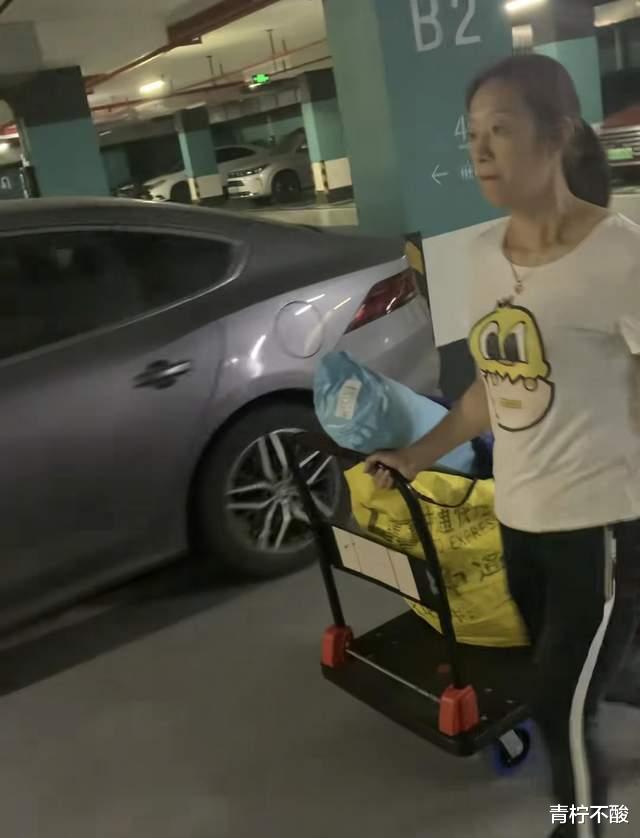 人气爆棚!谢浩男亲妈首次直播礼物不断,儿子现身真让人惊喜