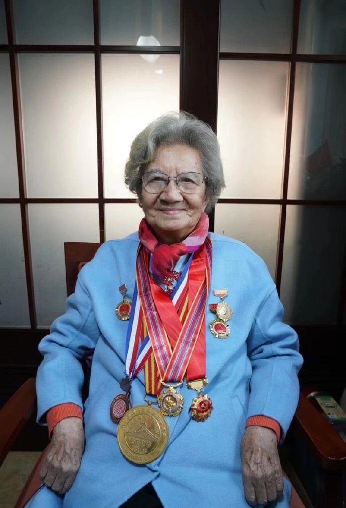 著名演员陈奇去世享年96岁,演奶奶角色深入人心,曹可凡悼念