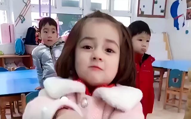 迪丽热巴婴儿照曝光！鼻梁20年未变？整容医生集体沉默！