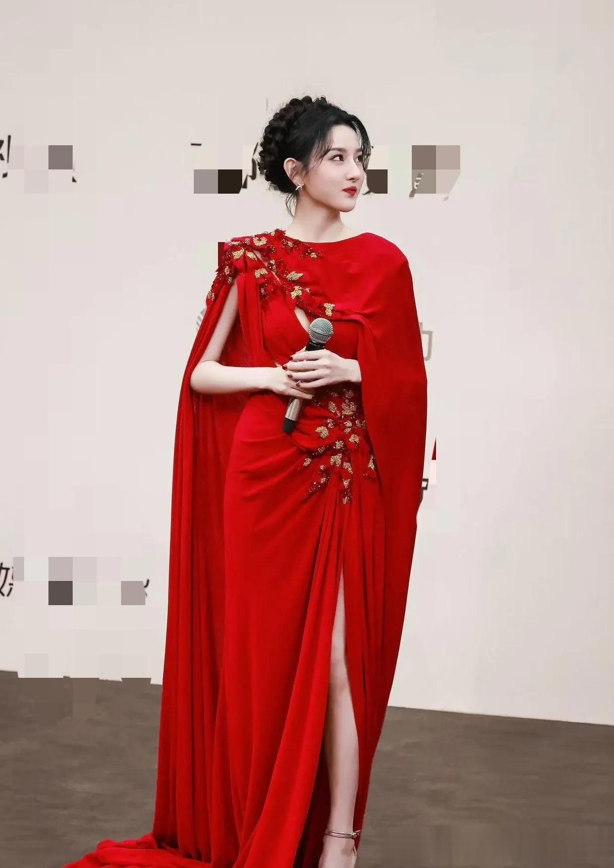 宋祖儿换风格后气质大变！穿红色高开衩长裙，美出新高度！