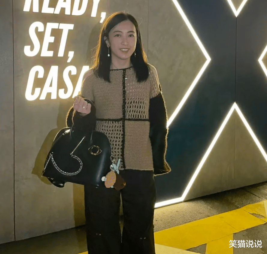 甘比晒最新照片，与林宝贤比耶合照很开心，钩织衣服获得网友大赞