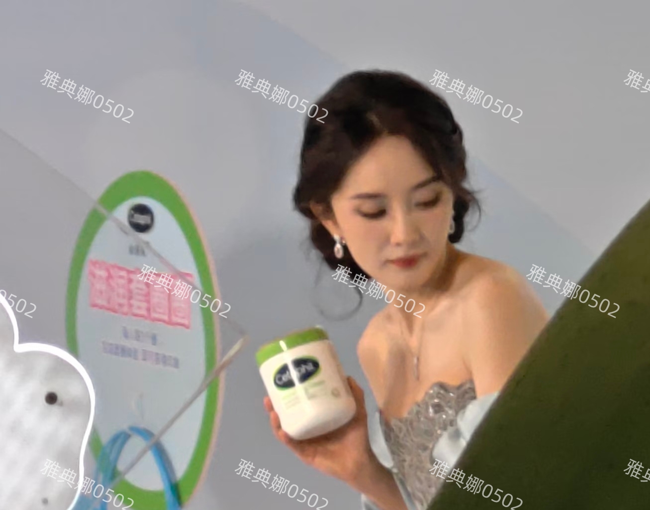 上海环球港见到杨幂身材挺好体态欠佳颜值也没有网上夸的那么漂亮