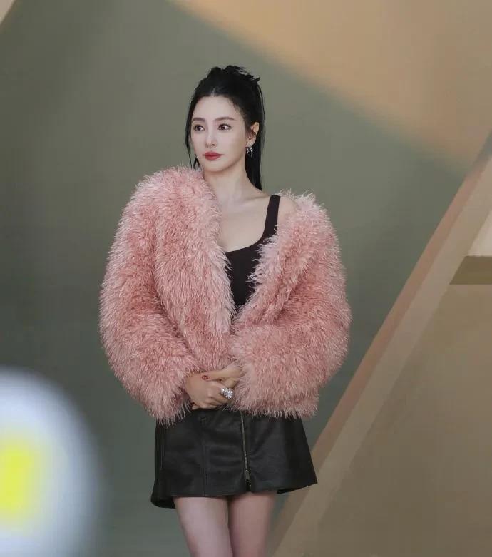 张雨绮终于换风格！穿粉色皮草+皮短裙，减龄又高级！