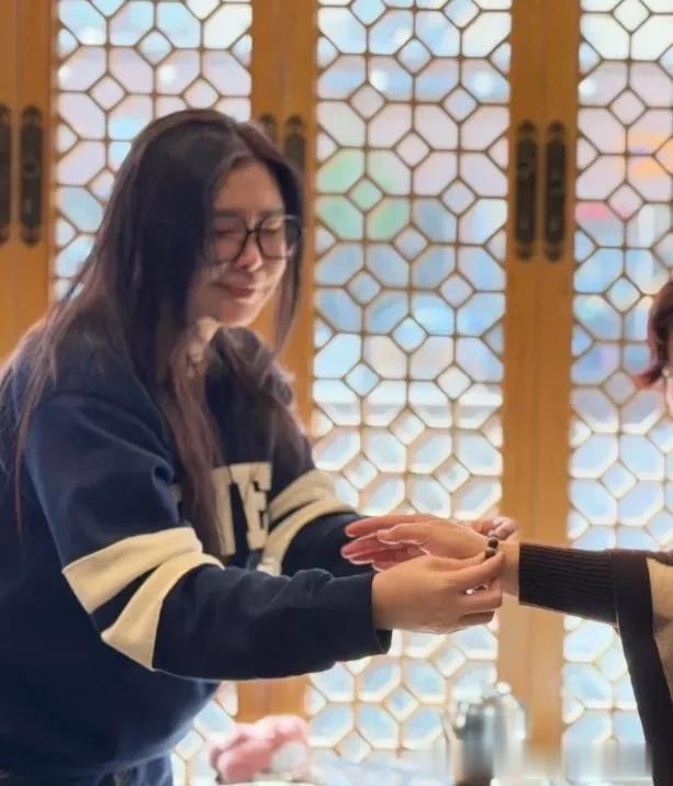 王祖贤参加中医艾灸会，素颜照片曝光翻车：脸部馒化、虎背熊腰