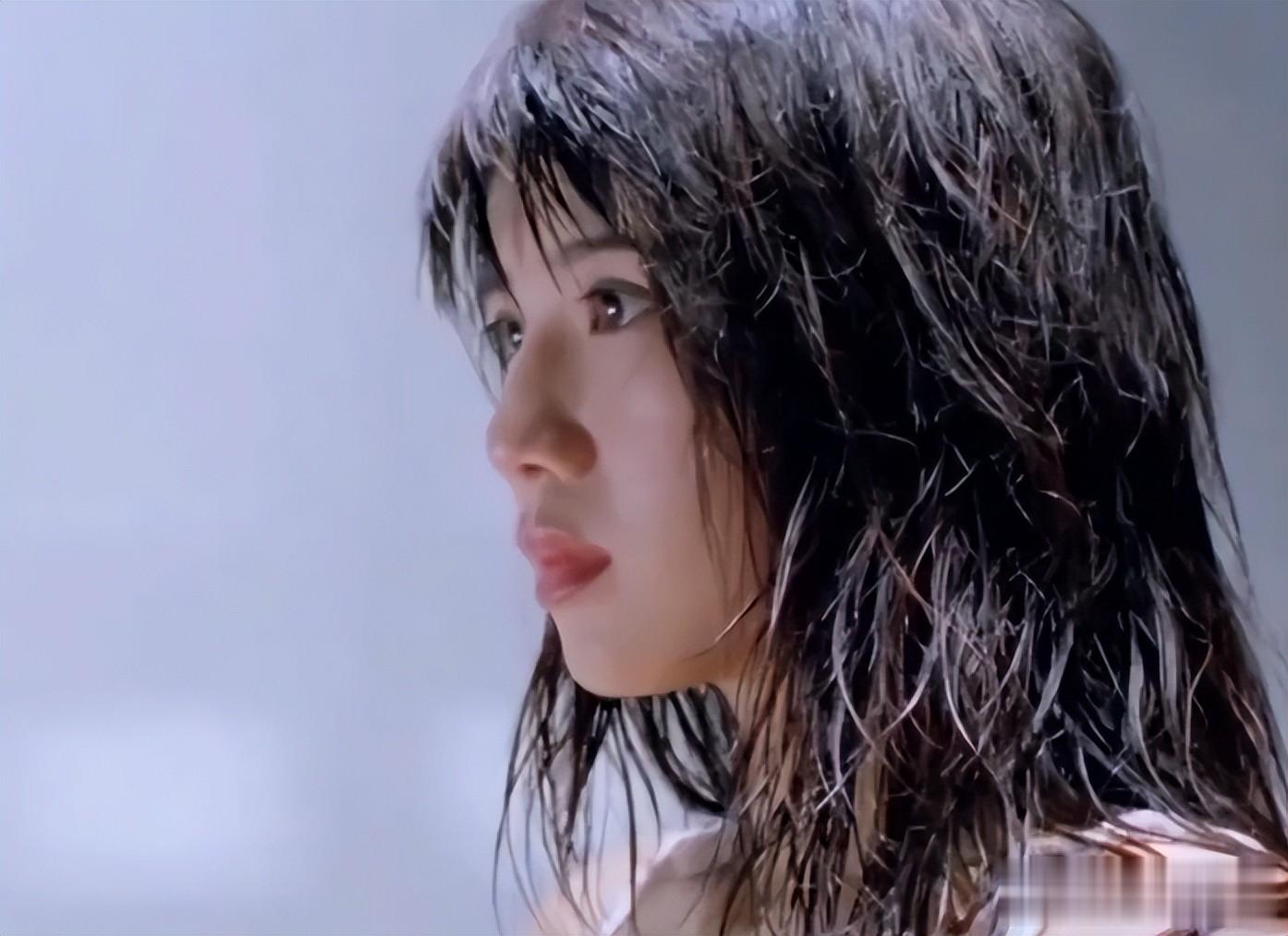 香港性感“江湖大嫂”复出，逆生长惊呆网友，自曝旧照黑到认不出