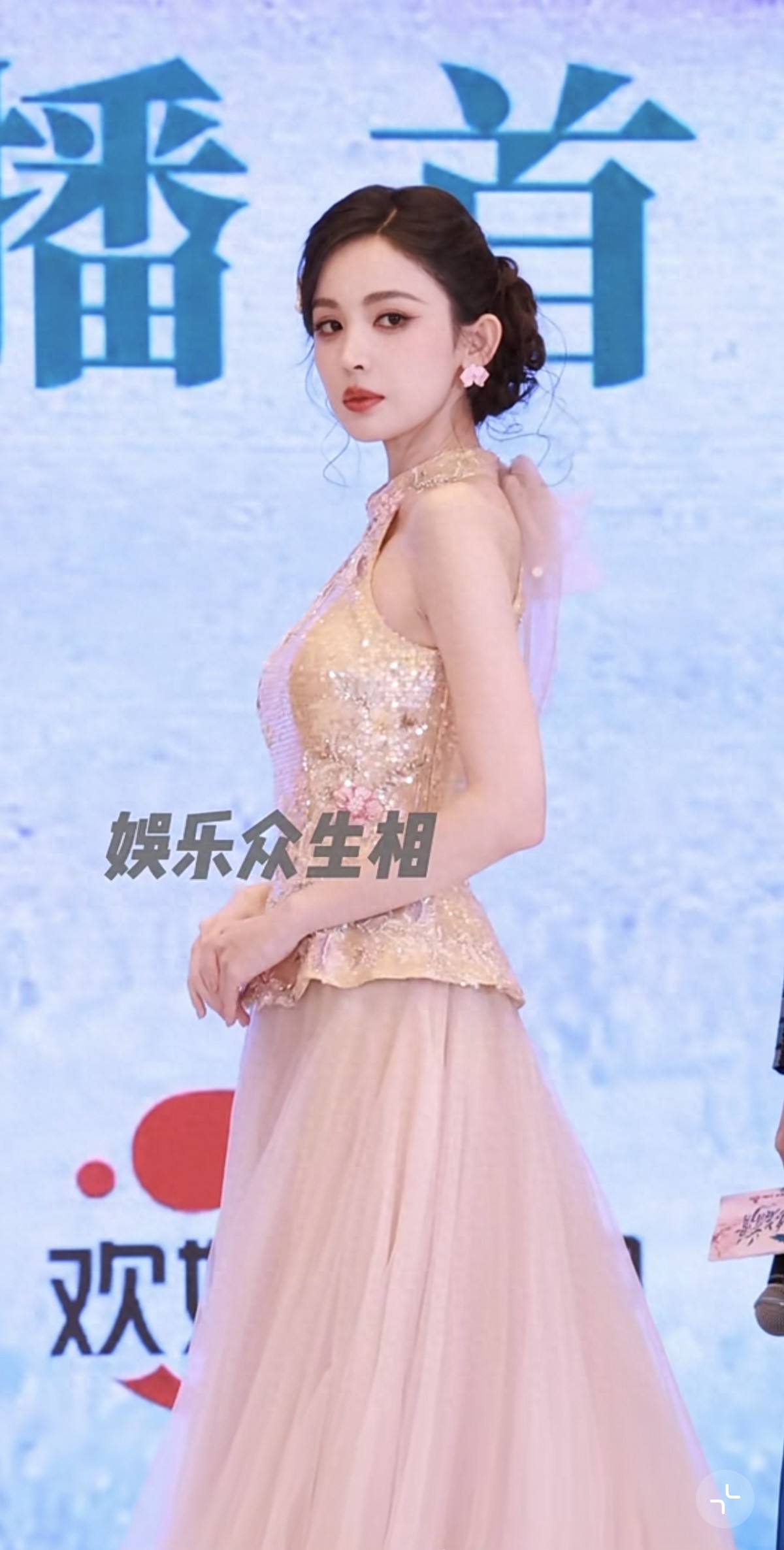 真国色天香！娜扎出席活动，穿粉色中式挂脖长裙，直接美到心巴上