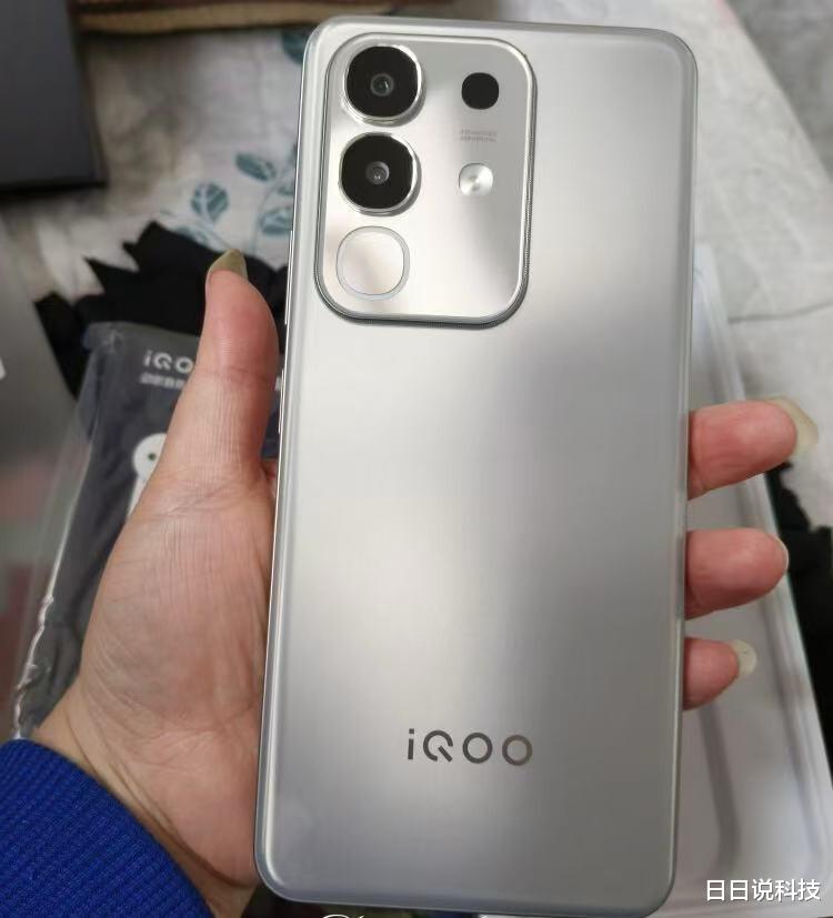 iQOO直接不給山寨機活路，天璣7300+6500mAh，賣到855元