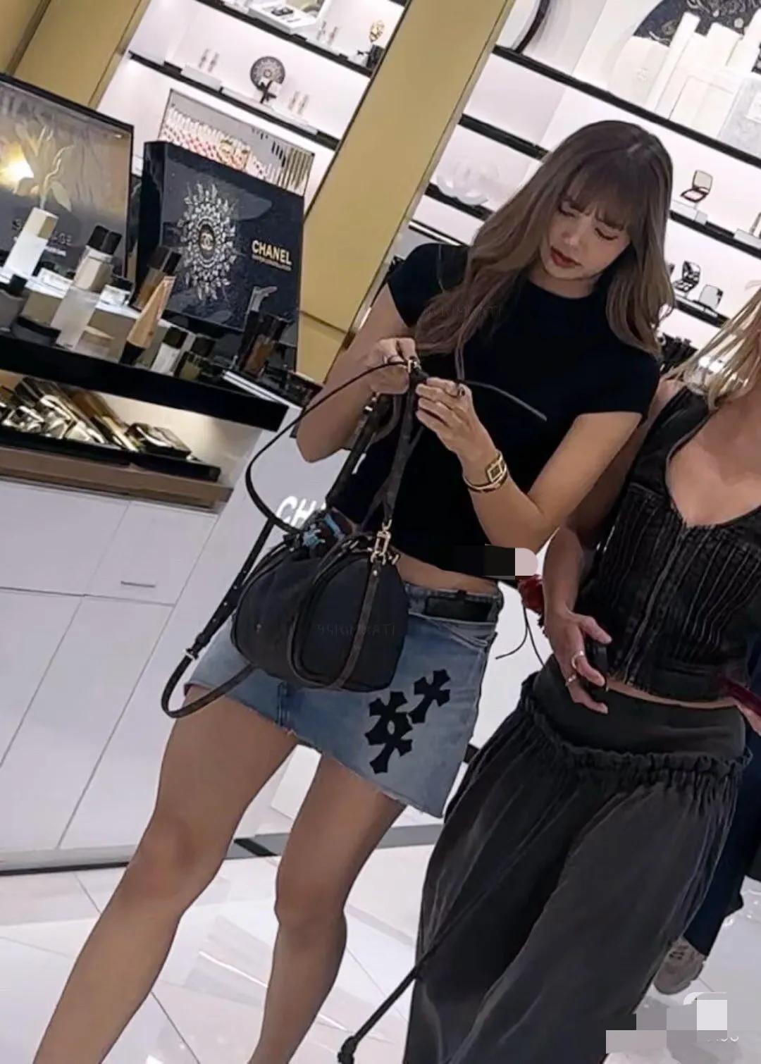 Lisa和姐姐逛街被偶遇，穿的克罗心裙子又贵又难看，还显得腿很粗