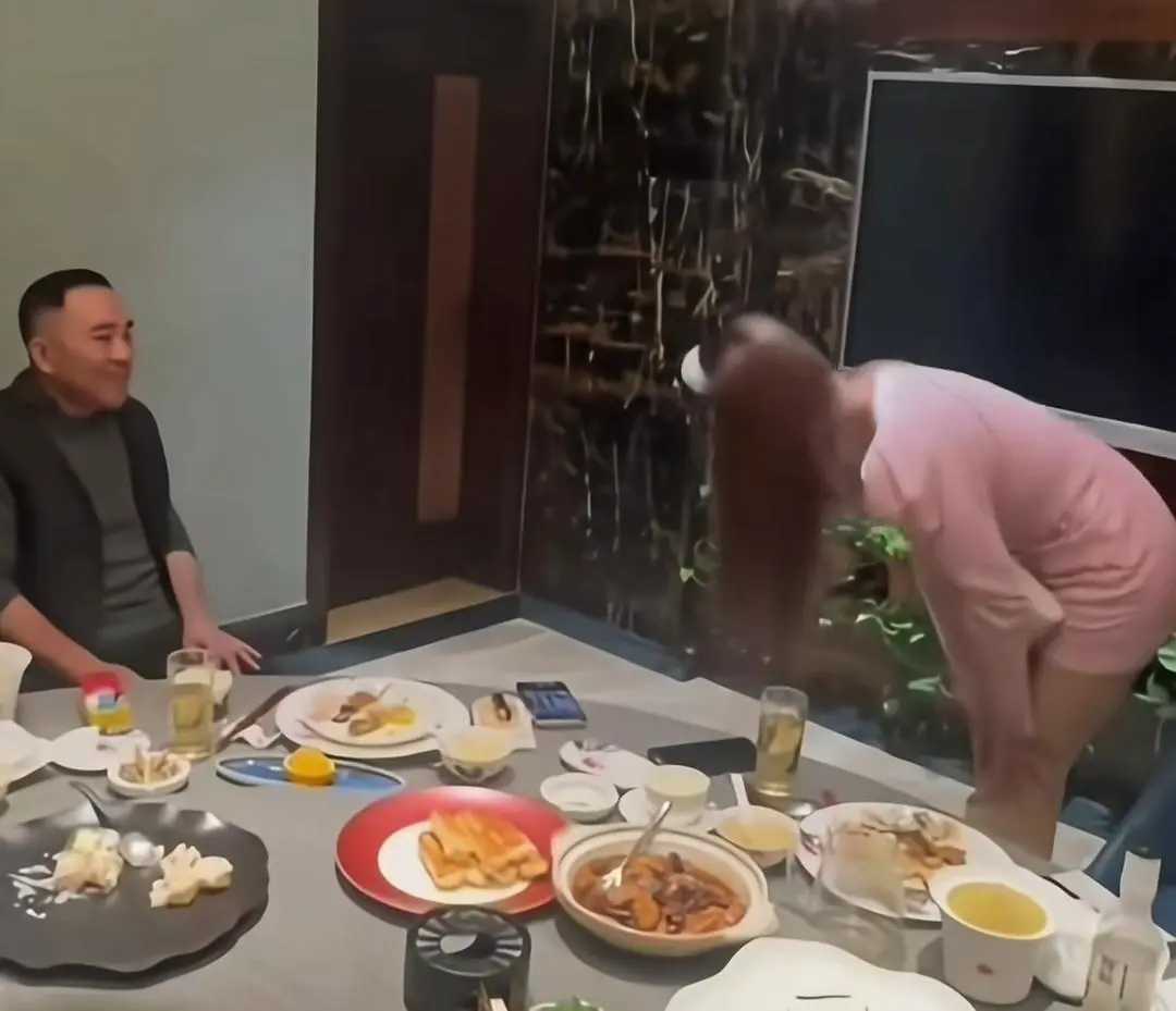 纲丝节热度未消，杨议低调收徒引热议，44岁女徒弟身份藏多重玄机