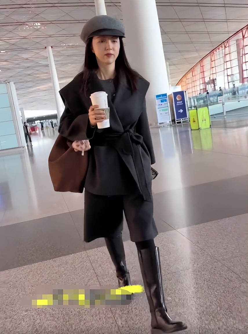董璇现身机场情绪低落!脸上褶多又僵又肿,挺肚走路被调侃有孕味
