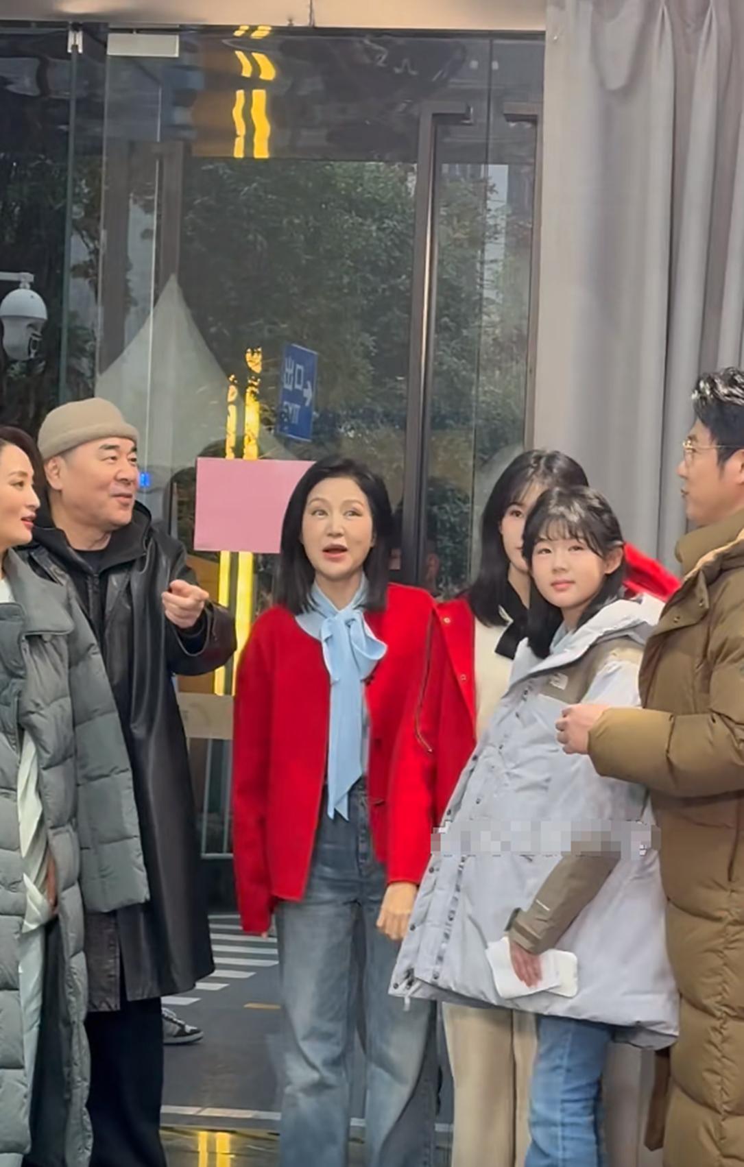 陈建斌陆毅两家活动上碰面，蒋勤勤看着鲍蕾俩漂亮女儿，满眼羡慕