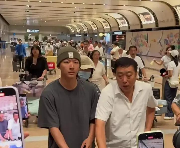 张晚意录节目不化妆,一块香皂搞定全身洗漱,给内娱男星上了一课