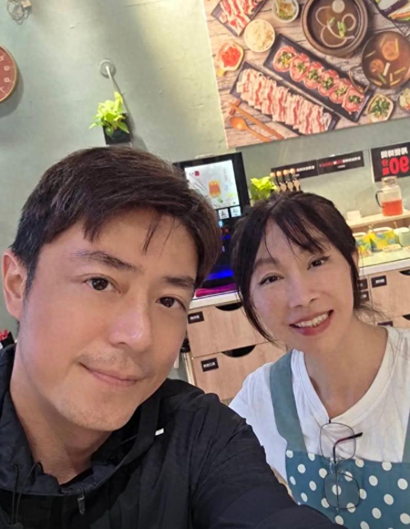 霍建华一个人吃火锅被偶遇，46岁素颜发福有白头发，人均75元节俭