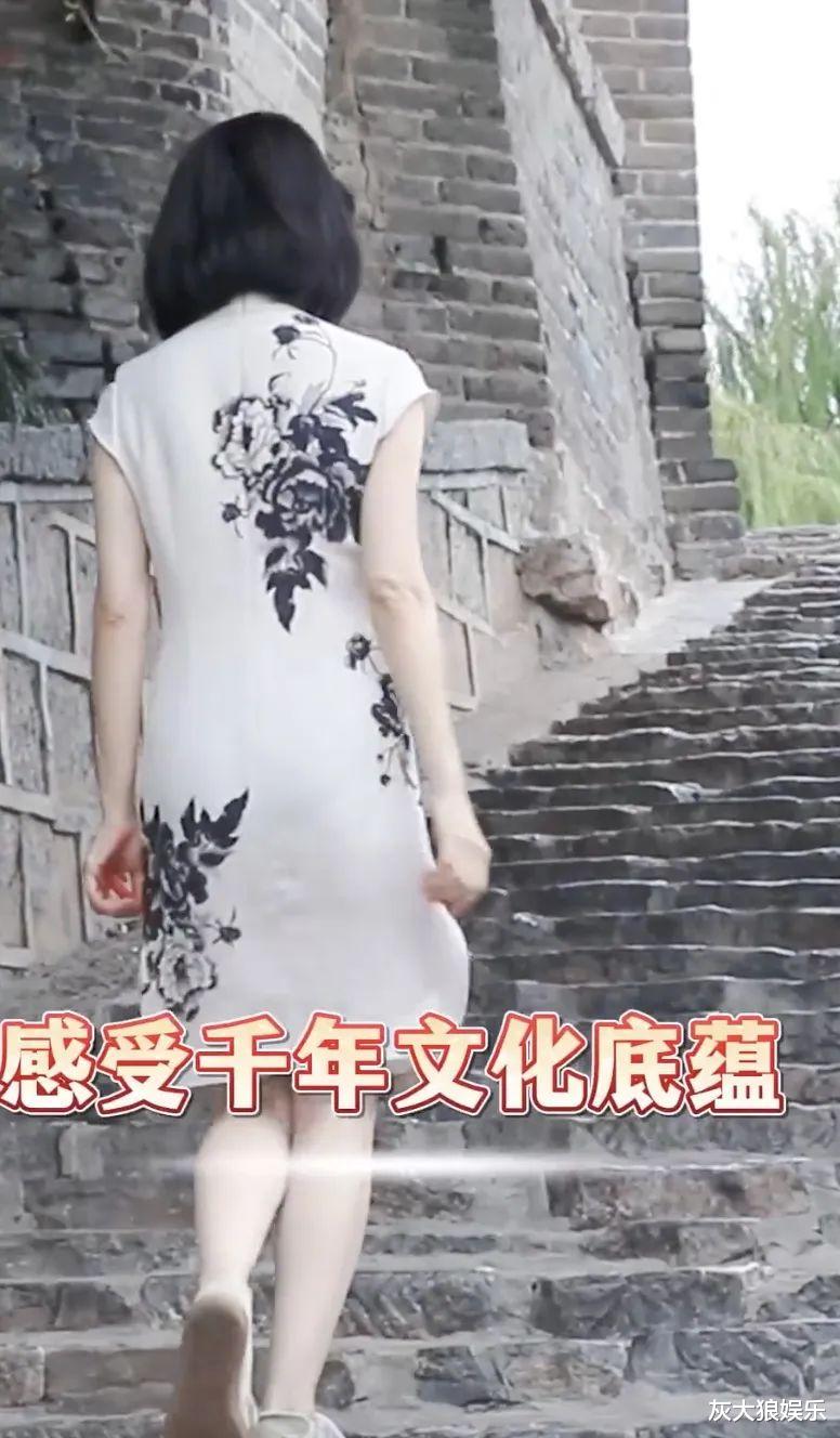 央视气象主持人杨丹被偶遇，本人又白又瘦，一点不像奔五的人