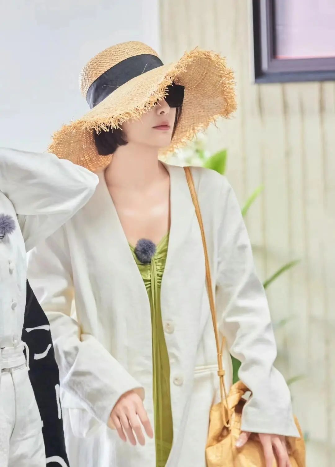 秦岚气质优雅，魅力十足