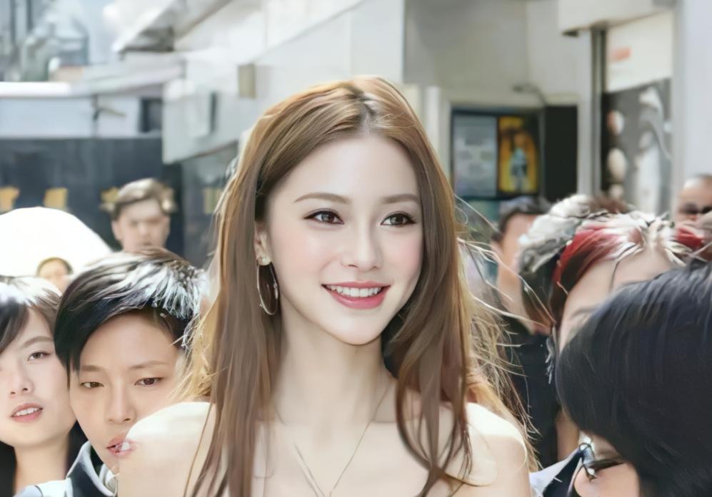 落毛凤凰不如鸡！吃完黄晓明“红利”的杨颖，又回到了她的\怪圈\