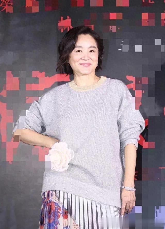 林青霞烫微卷短发年轻30岁！穿灰色毛衣+印花半裙，时髦又洋气！